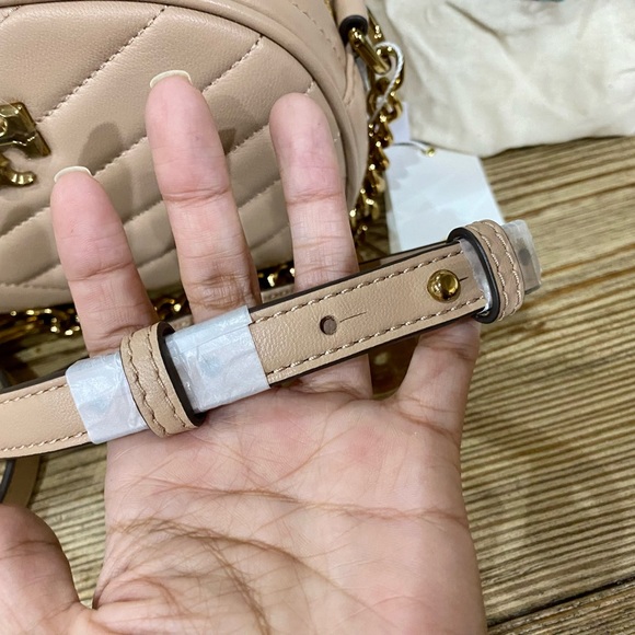 Authentic NWT Tory Burch Chevron Crossbody Camera Bag Kira Chevron Soft Leather - Picture 6 of 13